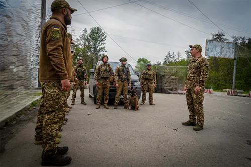 Від пошуку мін до порятунку людей: кінологи Східного оперативно-територіального об’єднання обмінялися досвідом  на порталі Gromada Group