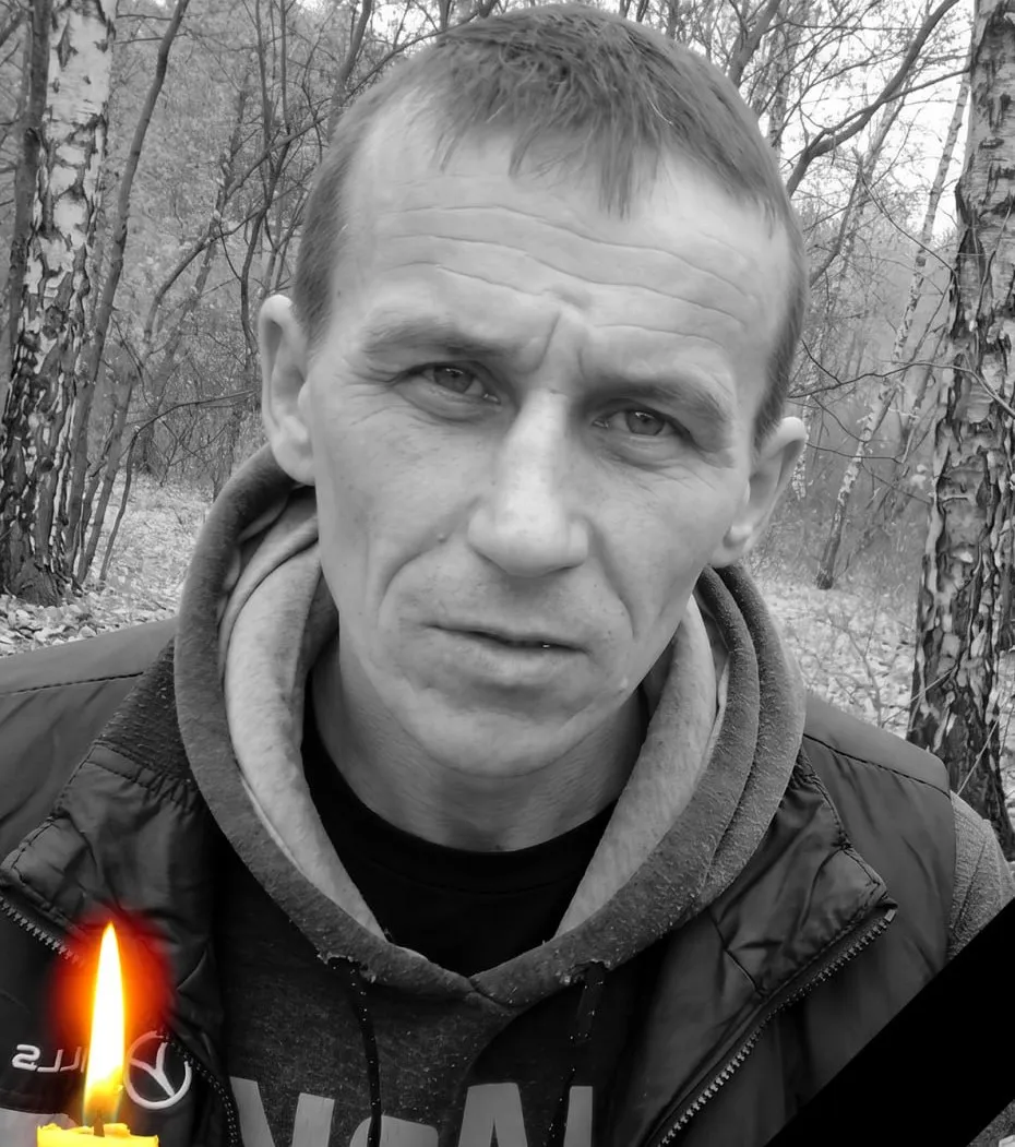 Останній шлях Героя: Дергачівщина попрощалася зі штурмовиком Володимиром Шевченком У суботу Дергачівська громада провела в останню путь солдата Володимира Шевченка, який віддав життя за волю України на Покровському напрямку ще в серпні 2024 року. Лише тепер, після тривалих експертиз, захисник повернувся додому «на щиті» — його поховали з військовими почестями на Алеї Слави в Дергачах.