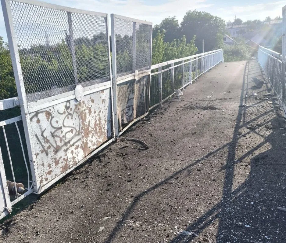 Минулі вихідні у Дергачівській громаді знову пройшли під звуки вибухів: російські війська атакували цивільну інфраструктуру за допомогою безпілотників. Під ударом опинилися залізнична станція у Дергачах та вантажний автомобіль у Білашах — на щастя, в обох випадках минулося без людських жертв.