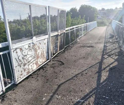 Минулі вихідні у Дергачівській громаді знову пройшли під звуки вибухів: російські війська атакували цивільну інфраструктуру за допомогою безпілотників. Під ударом опинилися залізнична станція у Дергачах та вантажний автомобіль у Білашах — на щастя, в обох випадках минулося без людських жертв.