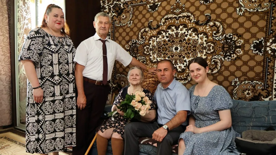 Сьогодні, 22 червня, свій 90-й день народження святкує одна з найстарших жительок Дергачів — Валентина Михайлівна Гриньова. Ювілярку особисто привітали представники Дергачівської МВА та голова місцевої організації ветеранів