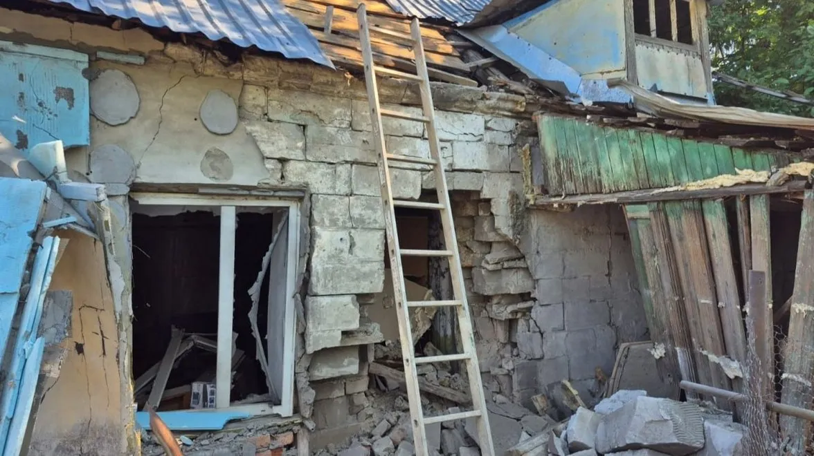 Сьогодні, 22 червня, протягом дня російські окупанти кілька разів атакували населені пункти Дергачівської громади ударними безпілотниками типу «Молнія» та FPV-дронами. Унаслідок обстрілів у Дергачах та Слатиному зафіксовано руйнування приватного сектору, займання стадіону та пожежу в господарчій споруді. Жертв і постраждалих серед місцевого населення немає.