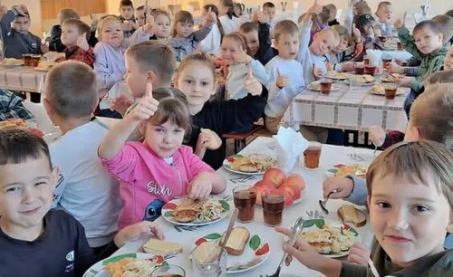 У межах реформи шкільного харчування, започаткованої за ініціативи першої леді України Олени Зеленської, безоплатними гарячими обідами забезпечені 1152 учні 1-11 класів, які навчаються офлайн та змішаному форматі у безпечних просторах Кегичівського й Слобожанського ліцеїв, а також Бесарабівської гімназії.