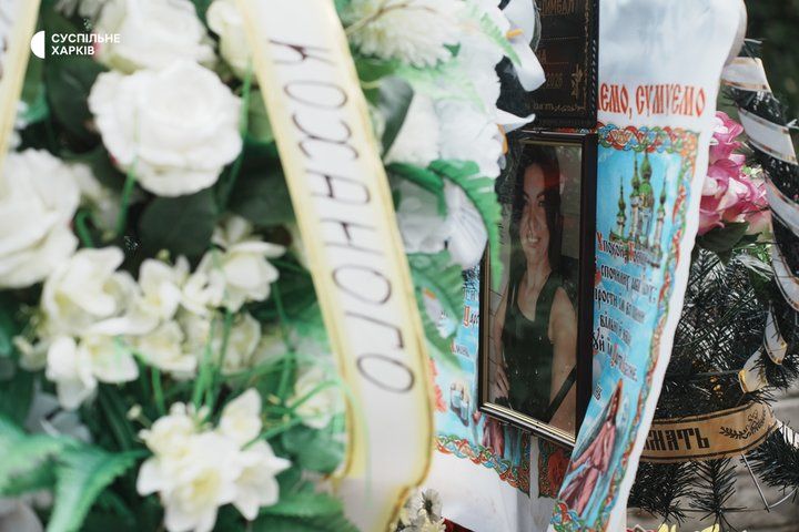 У Новій Водолазі попрощалися з жінками та дівчатками, вбитими російським дроном - фото 4