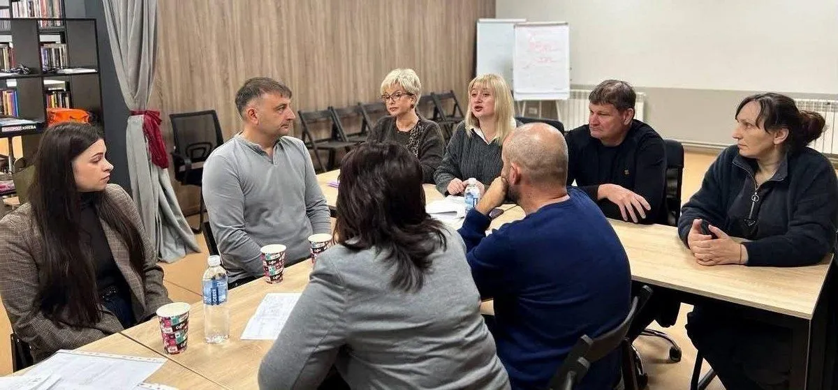 У громадах області ХОВА посилює соціальну підтримку За дорученням начальника Харківської ОВА Олега Синєгубова в межах ініціативи «Сила у підтримці» у Пролісненській громаді відбувся виїзний робочий захід. До зустрічі долучилися представники органів місцевого самоврядування, Департаменту соціального захисту населення Харківської ОВА, Служби у справах дітей ХОВА, Чугуївської районної військової адміністрації, Харківського обласного центру соціальних служб, а також фахівці, відповідальні за організацію соціальної роботи на місцевому рівні.
