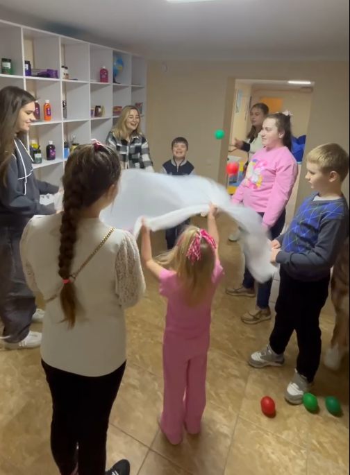 Суспільний досвід дітей обмежує війна, але в ХГПА знаходять способи допомогти школярам-переселенцям - фото 4