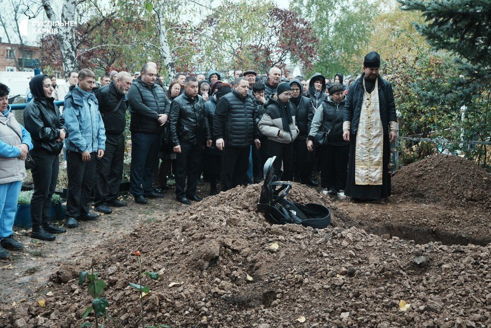 У Новій Водолазі попрощалися з жінками та дівчатками, вбитими російським дроном - фото 2