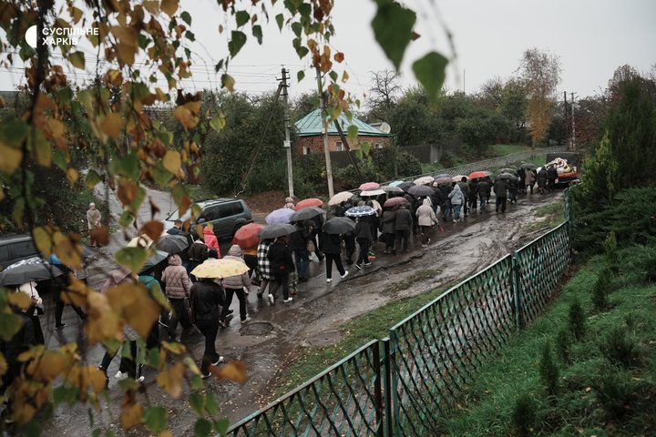 У Новій Водолазі попрощалися з жінками та дівчатками, вбитими російським дроном - фото 1