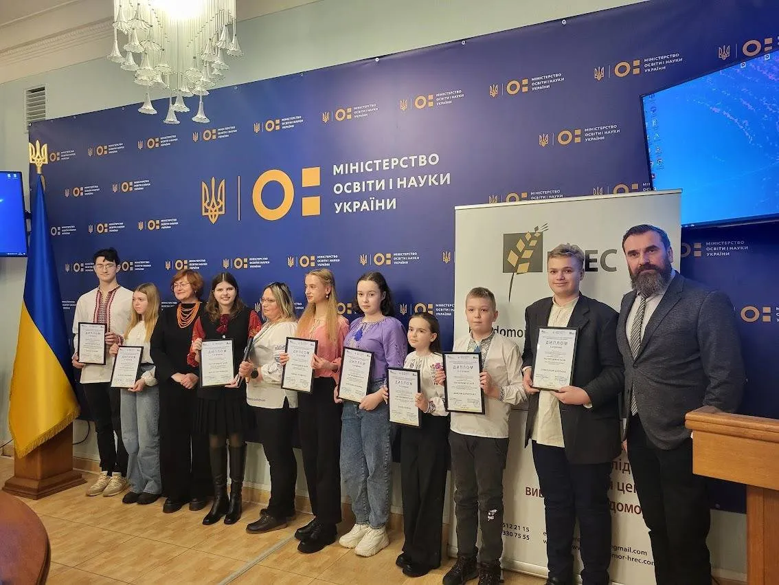 Фото Марини Домановської Учні Слобожанського ліцею Липецької громади перемогли у міжнародному конкурсі з історії Голодомору на порталі Gromada Group