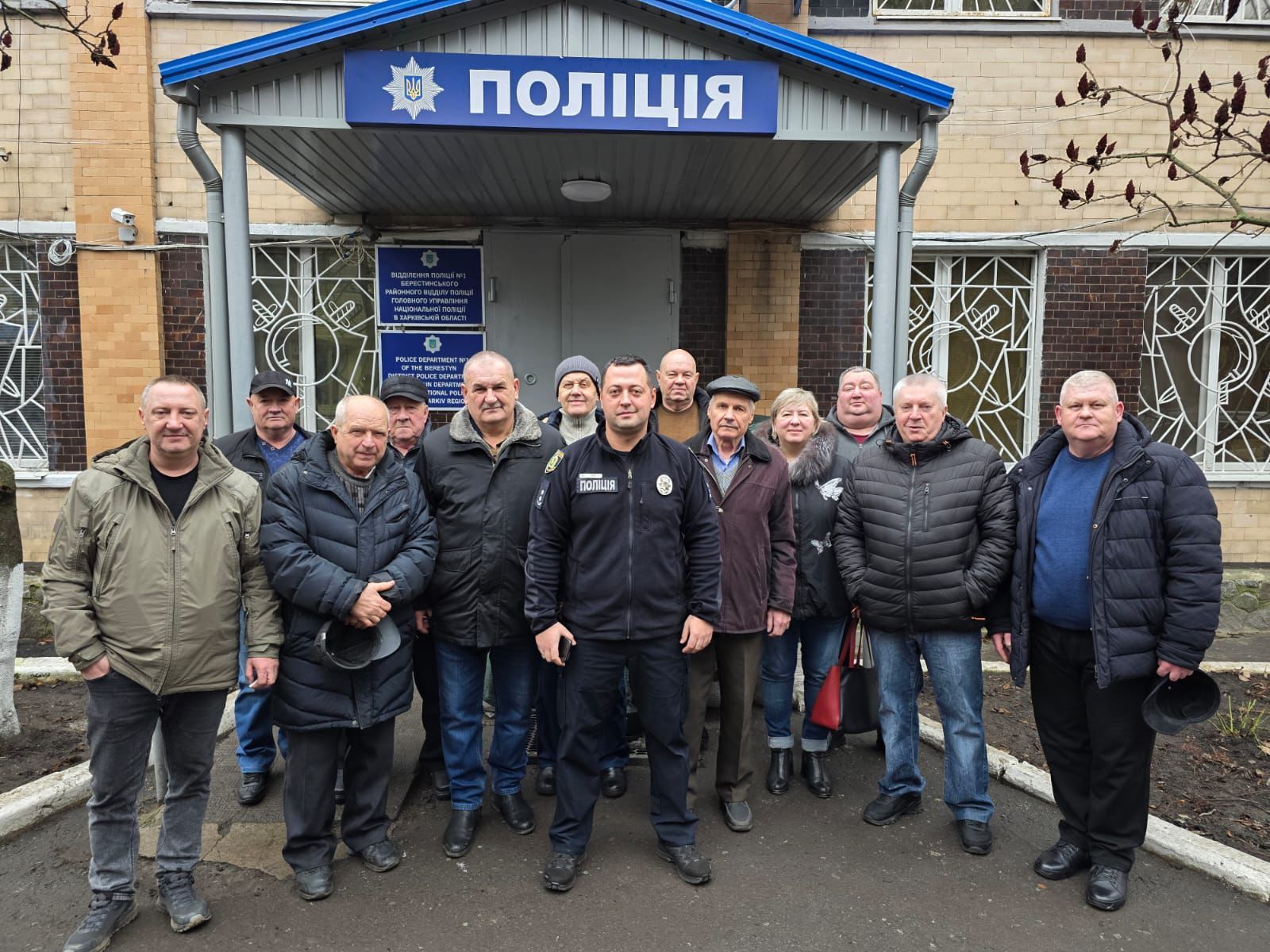 Світлина: Сахновщина Поліція, фейсбук Поліцейські Сахновщини привітали ветеранів та пенсіонерів зі святом на порталі Gromada Group