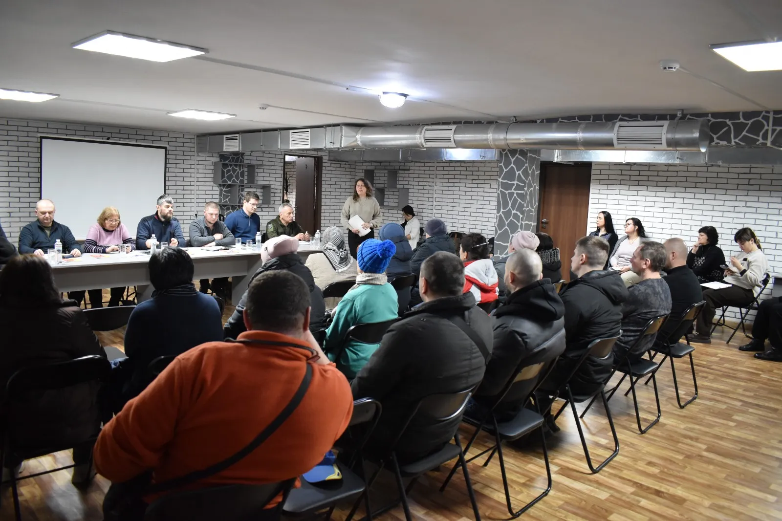 Харківська ОВА продовжує системну реалізацію ветеранської політики у громадах області У межах ініціативи «Турбота поруч» відбулася зустріч із ветеранами, ветеранками та членами їхніх родин із Малинівської громади Чугуївського району. До заходу долучилися представники Секретаріату Уповноваженого Верховної Ради України з прав людини, Управління у справах ветеранів ХОВА, ветеранського простору «Пліч-о-пліч».