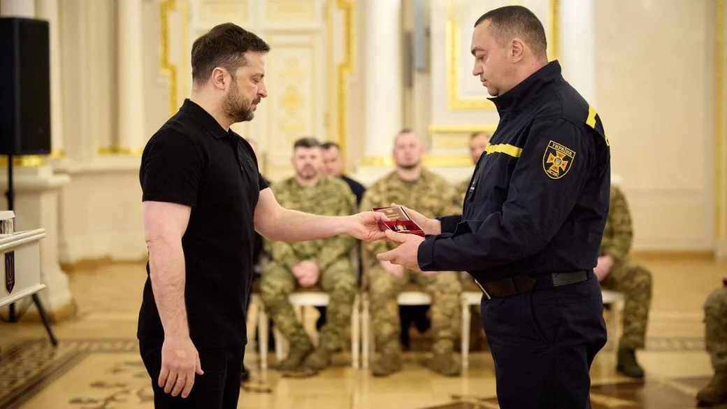 Президент Зеленський вручив державну нагороду рятувальнику з Харківщини Павлу Кривулі у День українського добровольця ДСНС Харківщини Президент України нагородив орденом "За мужність" рятувальника з Харківщини Павла Кривулю на порталі Gromada Group