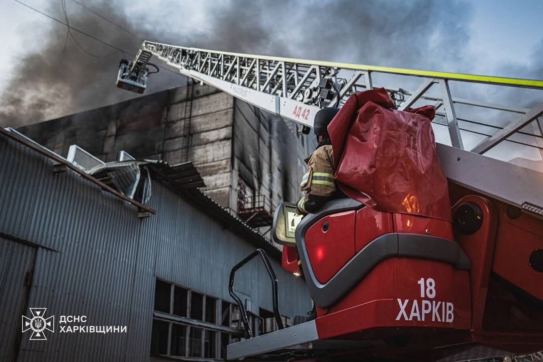 Фото: ДСГС України У Харкові рятувальники ліквідували масштабні пожежі, спричинені ударами ворожих безпілотників цієї ночі на порталі Gromada Group