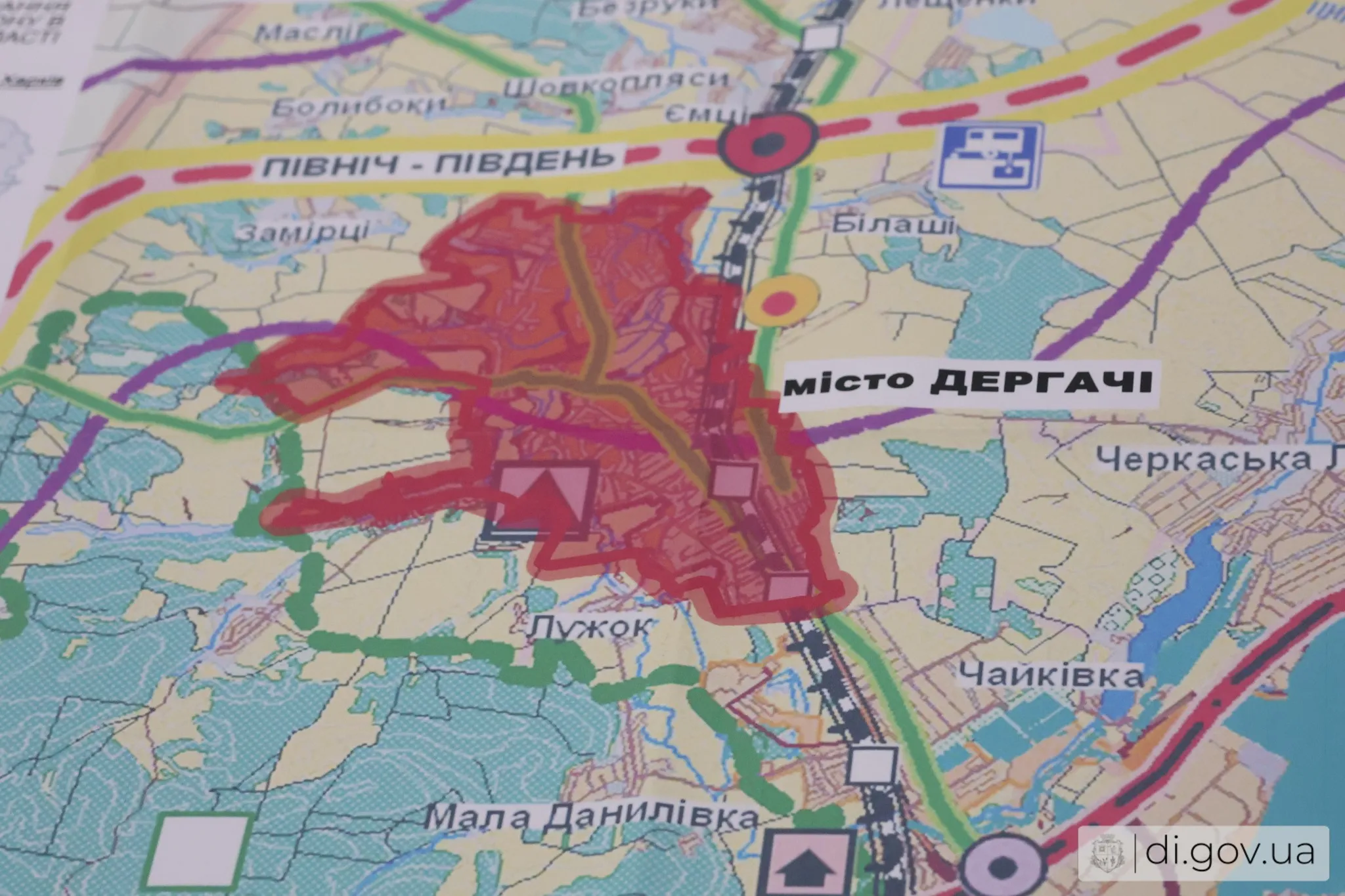 20 травня під головуванням заступниці Дергачівського міського голови Інги Токаренко відбулися громадські слухання щодо розгляду та врахування пропозицій громадськості у проєкті містобудівної документації «Генеральний план м. Дергачі Харківського району Харківської області та звіту про стратегічну екологічну оцінку».