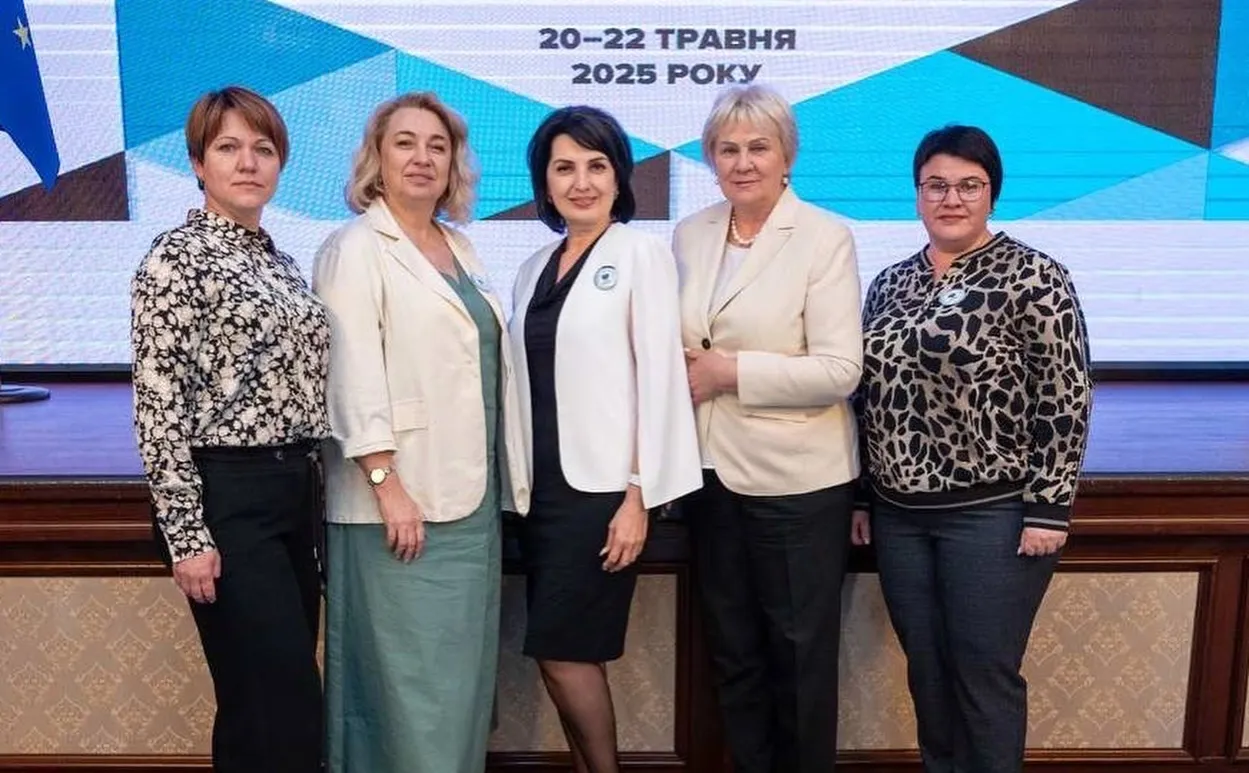 Фото Солоницівської селищної ради З 20 по 22 травня 2025 року заступниця селищного голови з питань діяльності виконавчих органів Марина Панасюк та директорка Центру надання соціальних послуг Людмила Огурцова взяли участь у Форумі соціальних працівників «Драйвери турботи в громаді». Захід організовано у партнерстві з ГО «Ліга соціальних працівників України» в межах флагманського партнерства Програми розвитку ООН (ПРООН) в Україні та Європейського Союзу (ЄС) «EU4Recovery - Розширення можливостей громад в Україні».