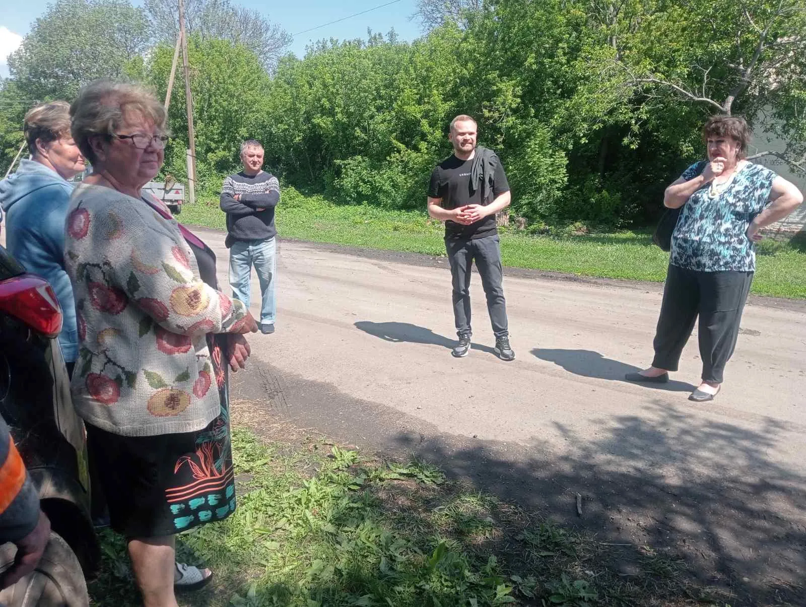 Світлина: Кегичівська громада, фейсбук Очільник Кегичівської громади зустрівся з жителями села Крутоярівка на порталі Gromada Group