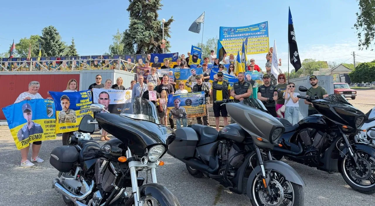 У День Героїв у Валках вкотре нагадали: безвісти зниклі та полонені — не забуті. Вони також наші Герої.