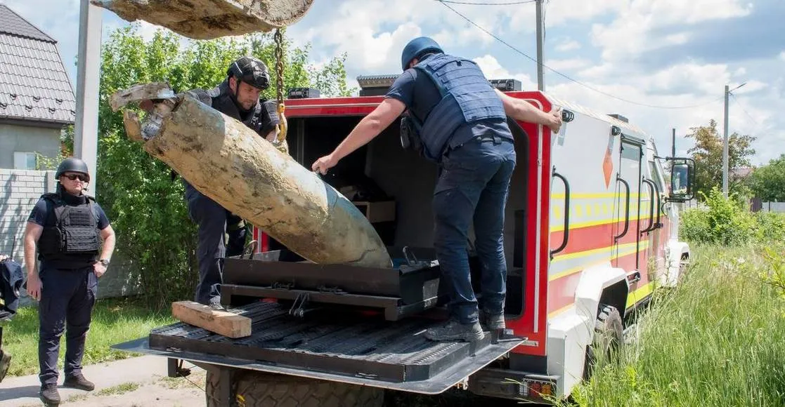 Ворожі удари по Дергачівщині: у громаді знешкодили 500-кілограмову авіабомбу та зафіксували чергові атаки безпілотників Начальник Дергачівської міської військової адміністрації Вячеслав Задоренко поінформував про поточну безпекову ситуацію в громаді, яка знову опинилася під ударами російських окупантів.