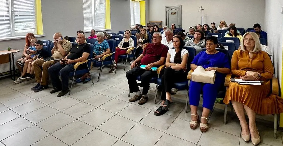 У громадах області продовжується підтримка родин військовополонених та зниклих безвісти За дорученням начальника Харківської ОВА Олега Синєгубова, представники Управління у справах ветеранів та комунального закладу «Ветеранський простір «Пліч о пліч»» спільно з фахівцями Координаційного штабу з питань поводження з військовополоненими, головного управління Пенсійного фонду України в Харківській області, Обласного центру зайнятості, громадських організацій провели зустріч з сім’ями українських Захисників та Захисниць України у Безлюдівській громаді.