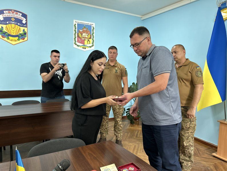 Вручення ордену «За мужність» ІІІ ступеня родині загиблого військовослужбовця Сергія Поповича / Суспільне Полтава Орден «За мужність» вручили рідним загиблого поблизу Липців Захисника на порталі Gromada Group