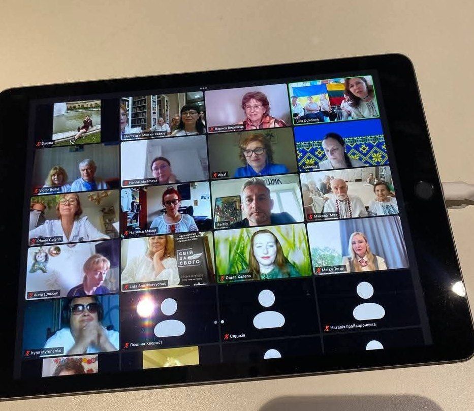 «Біль і надія поєднують нас». Благодійний проєкт харківців «Мистецькі містки» на порталі Gromada Group