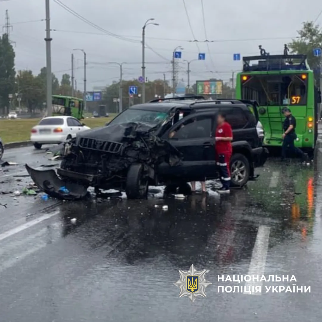 У Харкові маштабна ДТП: зіткнулися авто, тролейбус і автобус на порталі Gromada Group