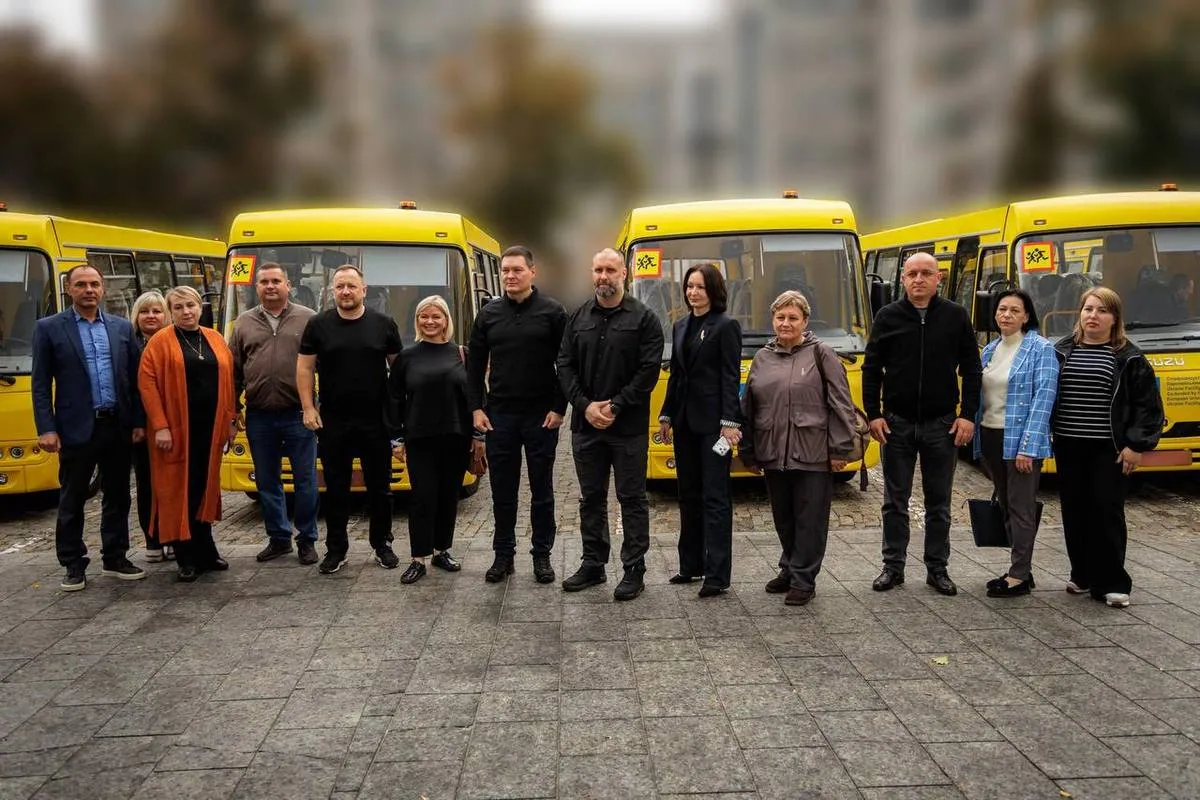 Валківська, Краснокутська, Савинська, Солоницівська та Зміївська громади отримали 7 шкільних автобусів для закладів освіти Начальник Харківської обласної військової адміністрації Олег Синєгубов передав чергову партію шкільних автобусів закладам освіти Валківської, Краснокутської, Савинської, Солоницівської та Зміївської громад. У заході взяли участь народні депутати Євген Пивоваров і Павло Сушко.