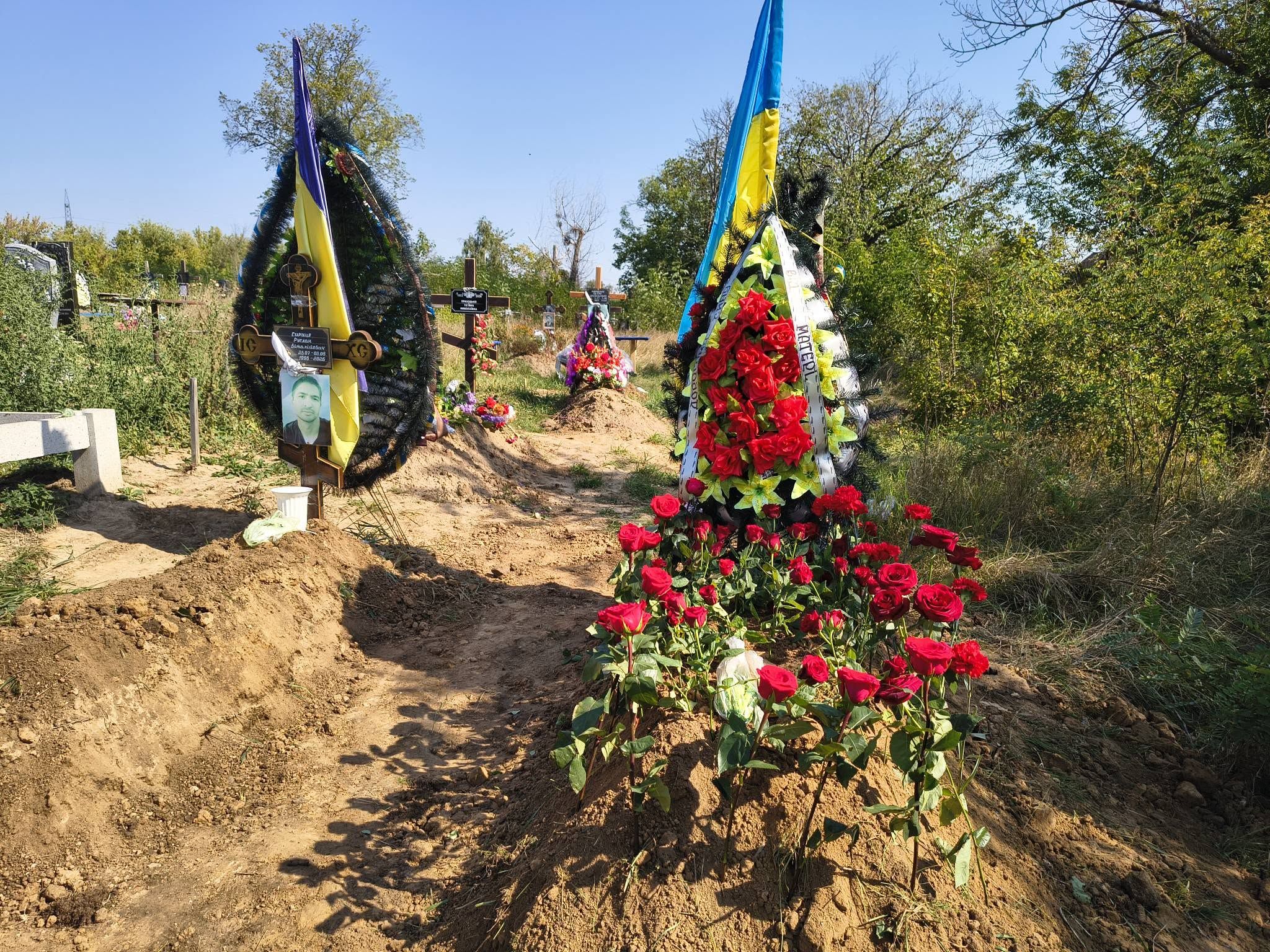 Понад три місяці боротьби: загиблого Захисника України з Липців Віталія Сирицю поховали поруч із сином Русланом - фото 2