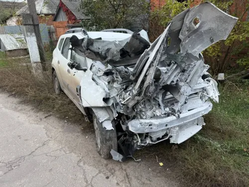 Російські війська атакували Золочів FPV-дроном: пошкоджено авто на порталі Gromada Group