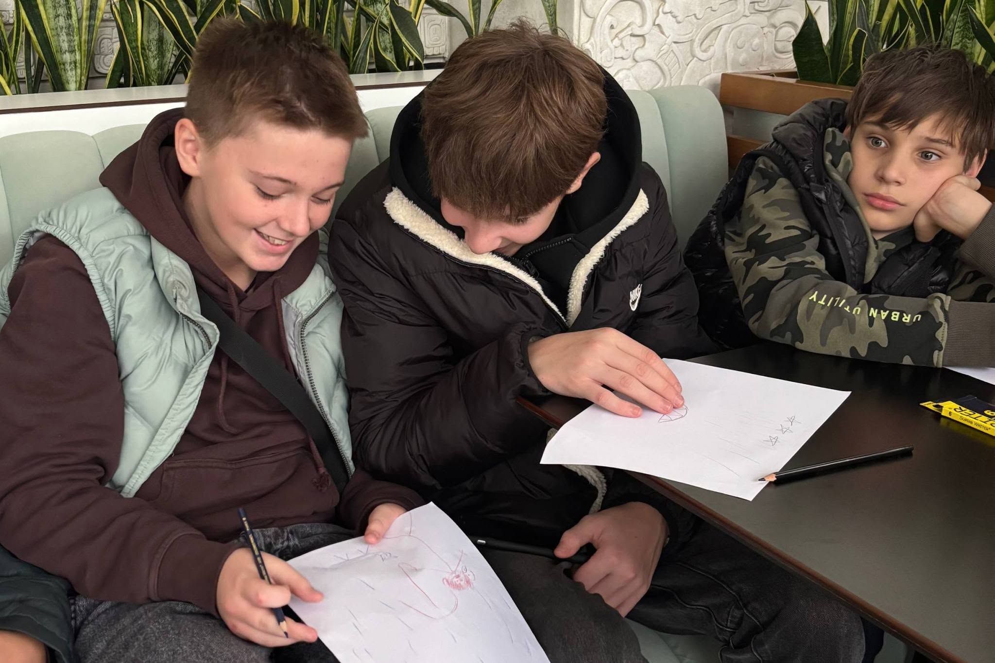 Боулінг, кіно та ігрова зона: для дітей Липецької громади влаштували день емоційного розвантаження в харківському ТРЦ «Нікольський» - фото 6