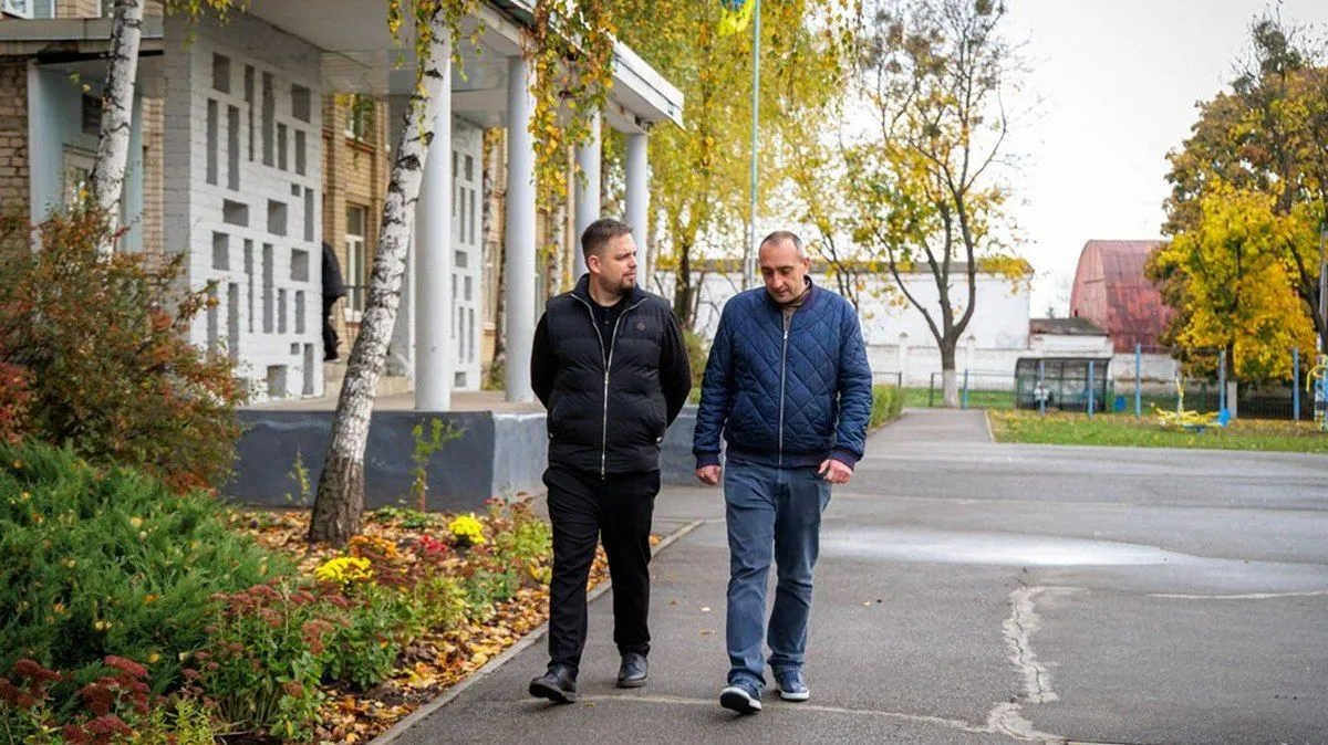 За сприяння Харківської ОВА в громадах області формують безбар'єрні маршрути За дорученням начальника Харківської обласної військової адміністрації Олега Синєгубова в межах реалізації пілотного проєкту з фізичної безбар’єрності представники Департаменту містобудування та архітектури ХОВА спільно з уповноваженим з питань безбар’єрності Роганської громади провели моніторинг об’єктів соціальної сфери.