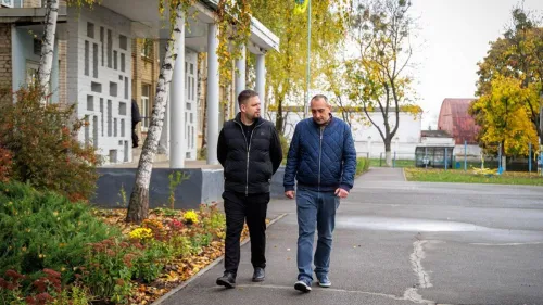 За дорученням начальника Харківської обласної військової адміністрації Олега Синєгубова в межах реалізації пілотного проєкту з фізичної безбар’єрності представники Департаменту містобудування та архітектури ХОВА спільно з уповноваженим з питань безбар’єрності Роганської громади провели моніторинг об’єктів соціальної сфери.