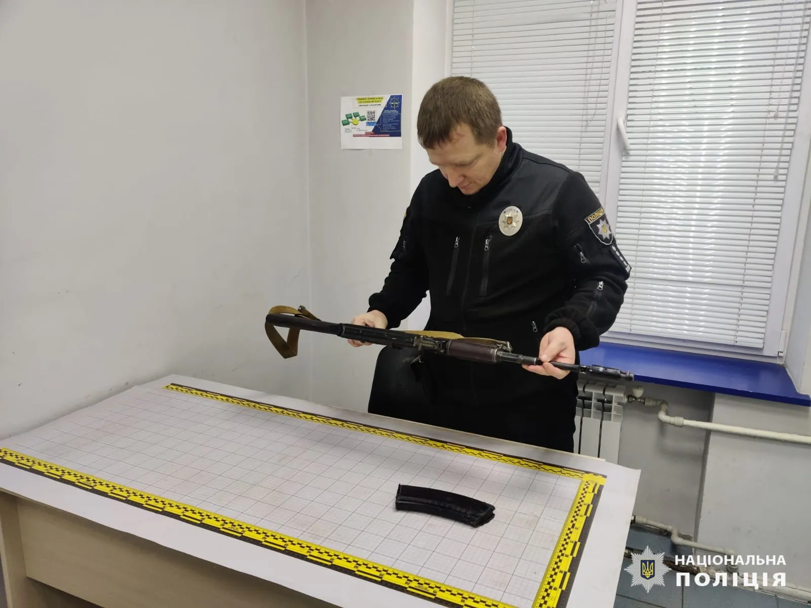 Фото відділення поліції №1 Богодухівського РВП ГУНП у Харківській області Житель Валок повідомив про знайдений ним автомат і набої, які він вирішив задекларувати. Нагадуємо, від 25 листопада в Україні діє можливість задекларувати незареєстровану вогнепальну зброю та боєприпаси й залишити їх у себе. Для цього необхідно звернутися на гарячу лінію «102» або до найближчого територіального підрозділу поліції.