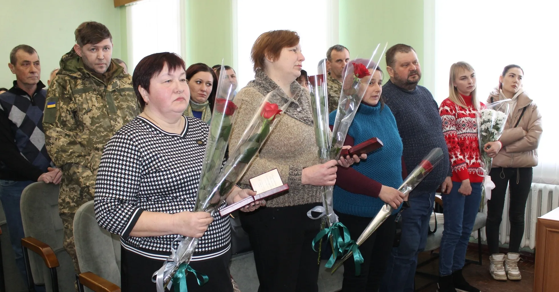Фото Валківської міської ради Сьогодні міський голова Валерій Скрипніченко та майор І відділення Богодухівського ТЦК та СП Аліна Москалюк вручили державні військові нагороди військовослужбовцям та рідним загиблих воїнів Валківщини.