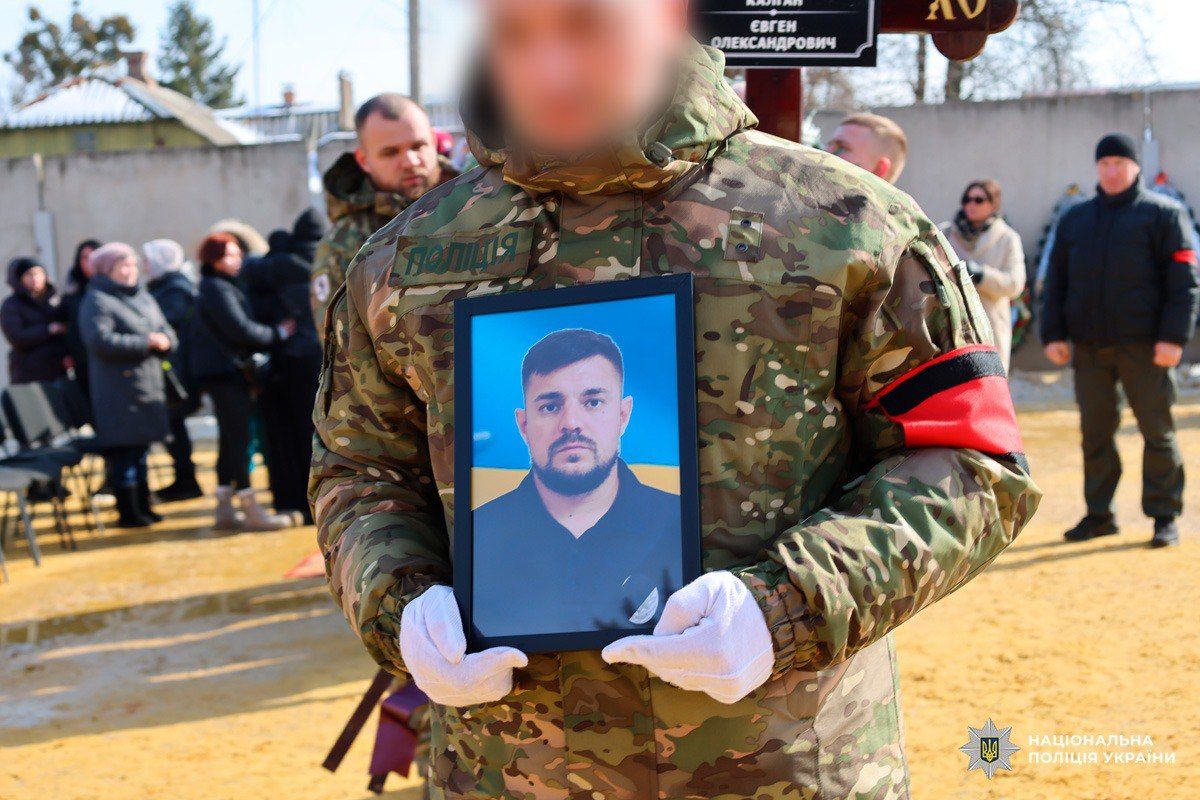 З Євгеном Калганом простилися у Харкові: старший сержант поліції загинув під час евакуації цивільних на порталі Gromada Group