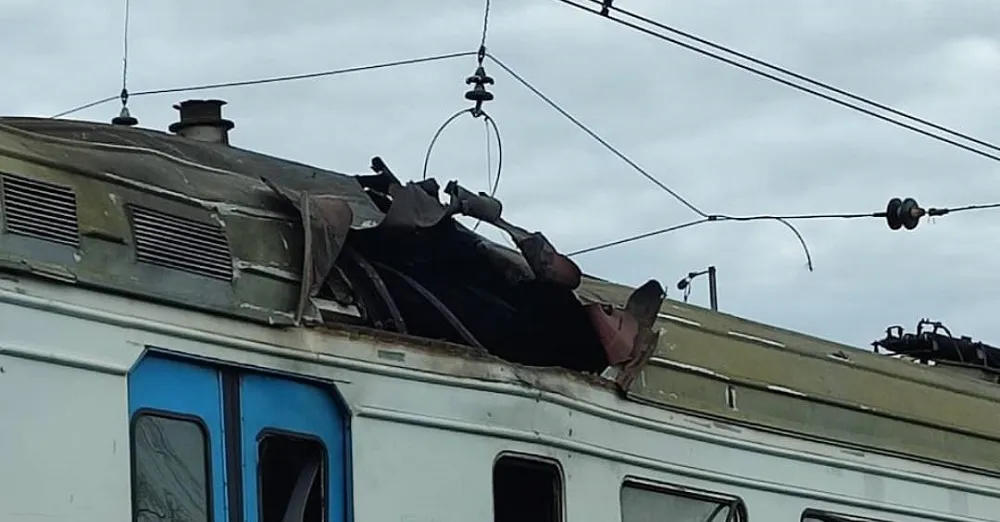 Світлини: ДСНС, ГУНП Минулої доби окупанти обстріляли на Харківщині пасажирський електропотяг, є загиблий на порталі Gromada Group