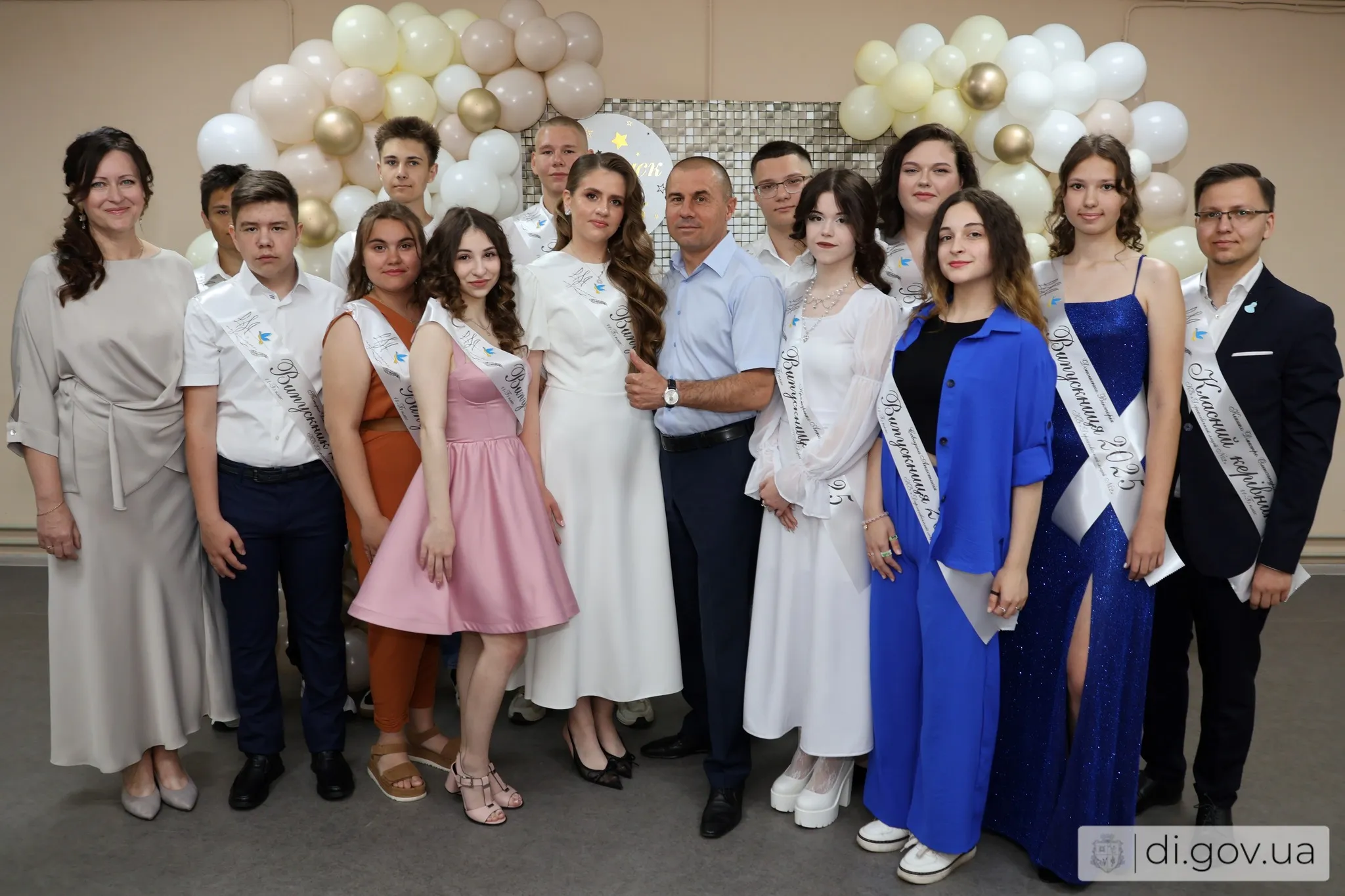 У закладах освіти Дергачівської громади відбулися урочисті випускні вечори — подія, на яку з нетерпінням чекали як учні, так і їхні родини та педагоги. Незважаючи на те, що навчальний рік 2024–2025 проходив у дистанційному форматі, завдяки створеним безпечним просторам діти мали змогу долучатися до позашкільної діяльності, розвивати свої здібності, брати участь у гуртках, змаганнях і конкурсах.