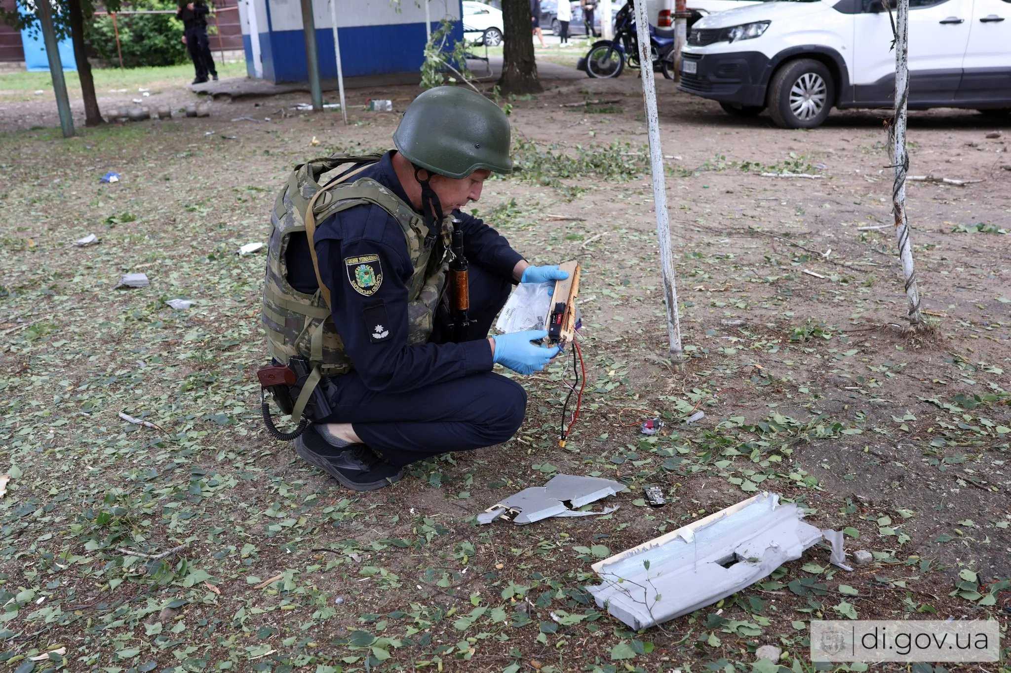 Під час атаки ворожий безпілотник заплутався у гілках дерева, де і здетонував, не долетівши близько 30-ти метрів до найближчої дев’ятиповерхівки. У цей час у будинках поблизу, у магазинах та на вулиці перебували сотні місцевих мешканців, зокрема і дітей. Дивом ніхто з людей не зазнав поранень.