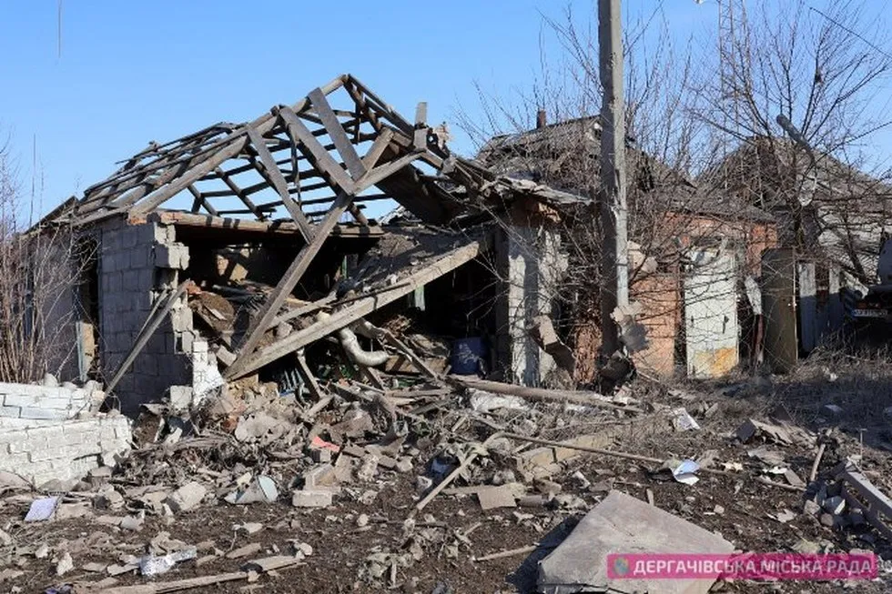 Протягом останньої доби російські окупаційні війська здійснили серію ударів по населених пунктах Дергачівської громади, застосувавши керовані авіабомби та безпілотники. Внаслідок обстрілів руйнувань зазнав житловий сектор, а через пошкодження газогону мешканці одного з прифронтових сіл наразі залишаються без газопостачання.