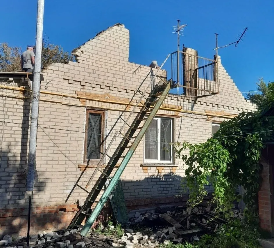 Удар БпЛА по Прудянці: росіяни зруйнували житловий будинок (ФОТО) Удосвіта російські окупанти атакували цивільну інфраструктуру Дергачівської громади. Ворожий безпілотник поцілив у приватний будинок у селищі Прудянка, спричинивши значні руйнування та пожежу