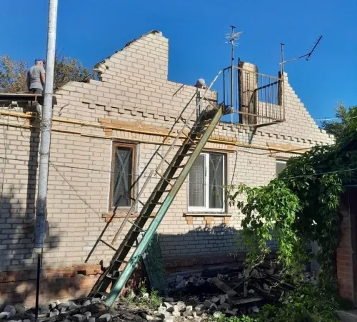 Удосвіта російські окупанти атакували цивільну інфраструктуру Дергачівської громади. Ворожий безпілотник поцілив у приватний будинок у селищі Прудянка, спричинивши значні руйнування та пожежу