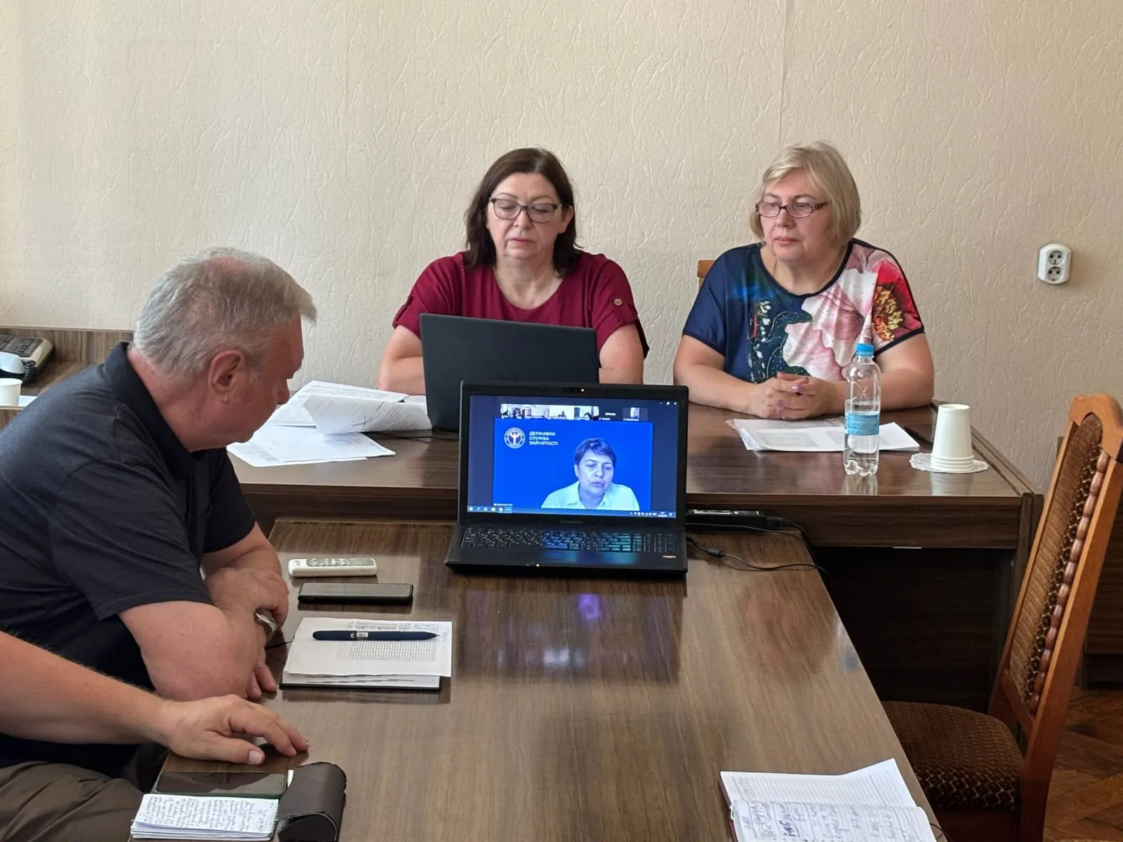 Харківська ОВА продовжує системну підтримку ветеранів та членів їх родин За дорученням начальника Харківської ОВА Олега Синєгубова представники Департаменту соціального захисту населення ХОВА, управління у справах ветеранів ХОВА та ветеранського простору «Пліч-о-пліч»» взяли участь у засіданні обласного координаційного Комітету сприяння зайнятості та професійної орієнтації населення.