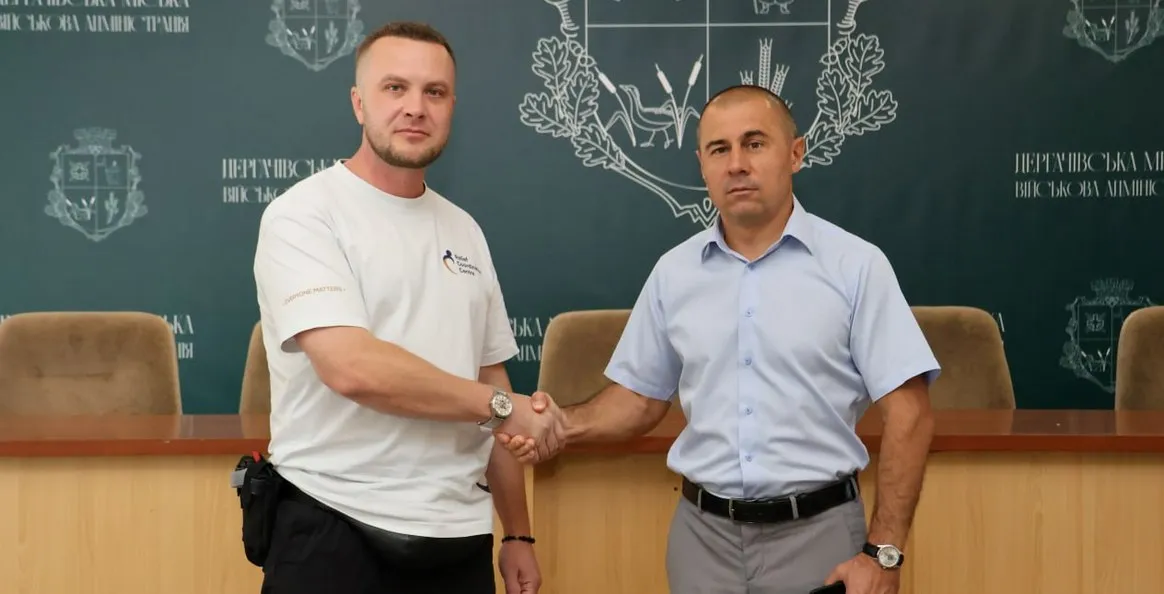 Фото Дергачівської міської військової адміністрації Мешканці Дергачівщини, які опинилися під постійною загрозою ворожих обстрілів, відтепер можуть заздалегідь обрати й безкоштовно забронювати безоплатне житло в безпечніших регіонах. У Дергачах відбулася робоча зустріч представників місцевої влади, поліції, волонтерів та БО «Координаційний Гуманітарний Центр», під час якої презентували інноваційний сервіс «Поруч» та обговорили посилення безпеки під час евакуаційних заходів.