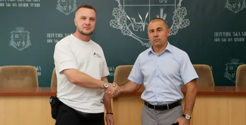 Мешканці Дергачівщини, які опинилися під постійною загрозою ворожих обстрілів, відтепер можуть заздалегідь обрати й безкоштовно забронювати безоплатне житло в безпечніших регіонах. У Дергачах відбулася робоча зустріч представників місцевої влади, поліції, волонтерів та БО «Координаційний Гуманітарний Центр», під час якої презентували інноваційний сервіс «Поруч» та обговорили посилення безпеки під час евакуаційних заходів.