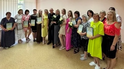 Щоденний подвиг у білих халатах, витримка в умовах воєнного стану та боротьба за життя і здоров'я кожного земляка: напередодні Дня медичного працівника у Валках відзначили кращих фахівців галузі охорони здоров’я. Валківський міський голова Валерій Скрипніченко особисто привітав колективи місцевих медичних закладів та вручив їм високі нагороди від імені всієї громади.