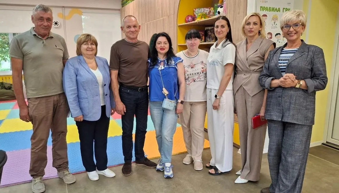 Фото Валківської міської ради Розвиток сучасних послуг підтримки, доступність допомоги для кожної родини та запуск новаторських державних ініціатив: Валківську громаду з робочим та моніторинговим візитом відвідала делегація керівників соціальної галузі Харківської області. Посадовці оцінили якість надання соціальних послуг на місці та напрацювали спільні рішення для посилення турботи про дорослих і дітей Валківщини.