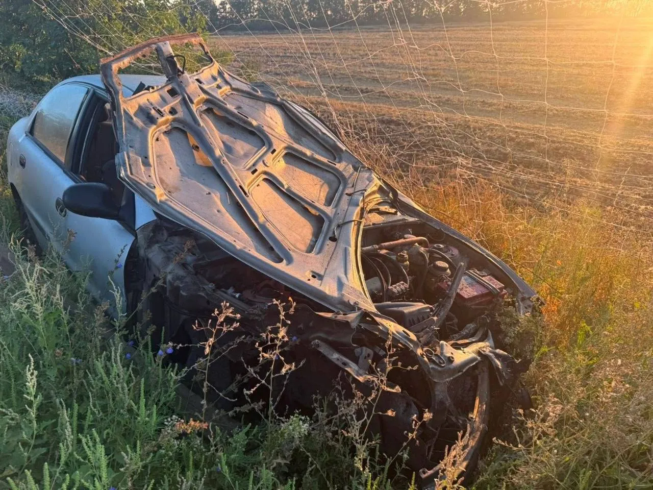 Фото: наслідки удару російського FPV-дрона по автомобілю на автодорозі. Фото: Віктор Коваленко Росіяни атакували FPV-дроном автомобіль на дорозі Золочів – Дергачі на порталі Gromada Group