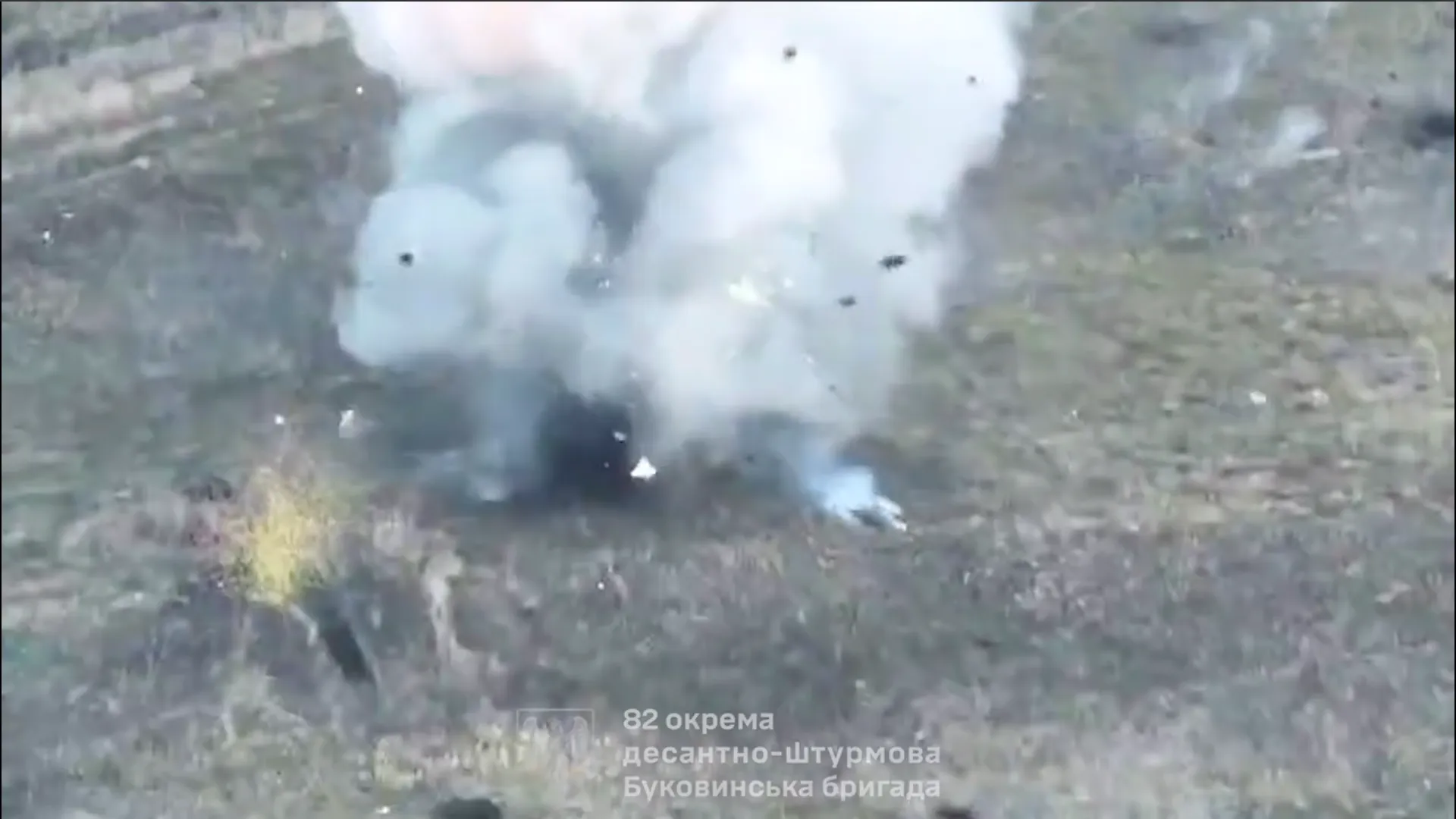 Скриншот з відео Розлетітися на шматки у Вовчанську — російські штурмовики не витримують зустрічі з FPV-дронами на порталі Gromada Group