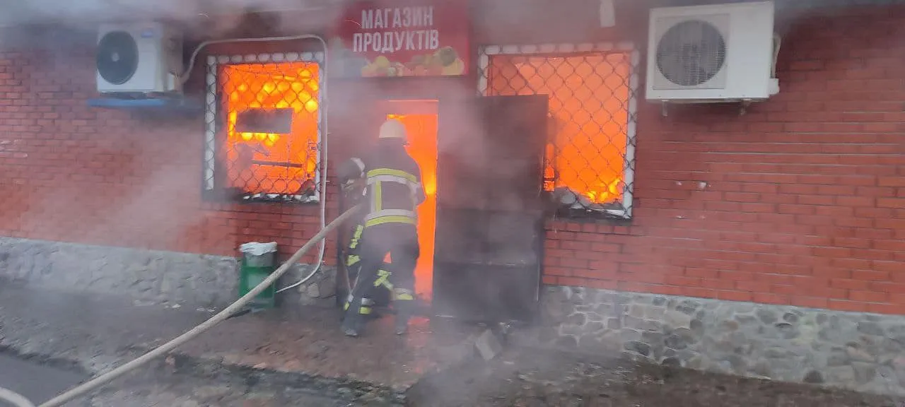 Світлини: Харківське районне управління ГУ ДСНС України в Харківській області На Нововодолажчині горів магазин на порталі Gromada Group