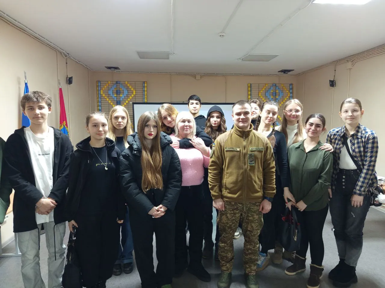 Майбутні захисники та захисниці України мали чудову нагоду ближче познайомитися з професією воїна під час профорієнтаційного заходу, організованого Національною академією Національної гвардії України в Дергачівській громаді. Для старшокласників це стало унікальною можливістю отримати детальну інформацію про шлях у військовій кар'єрі.